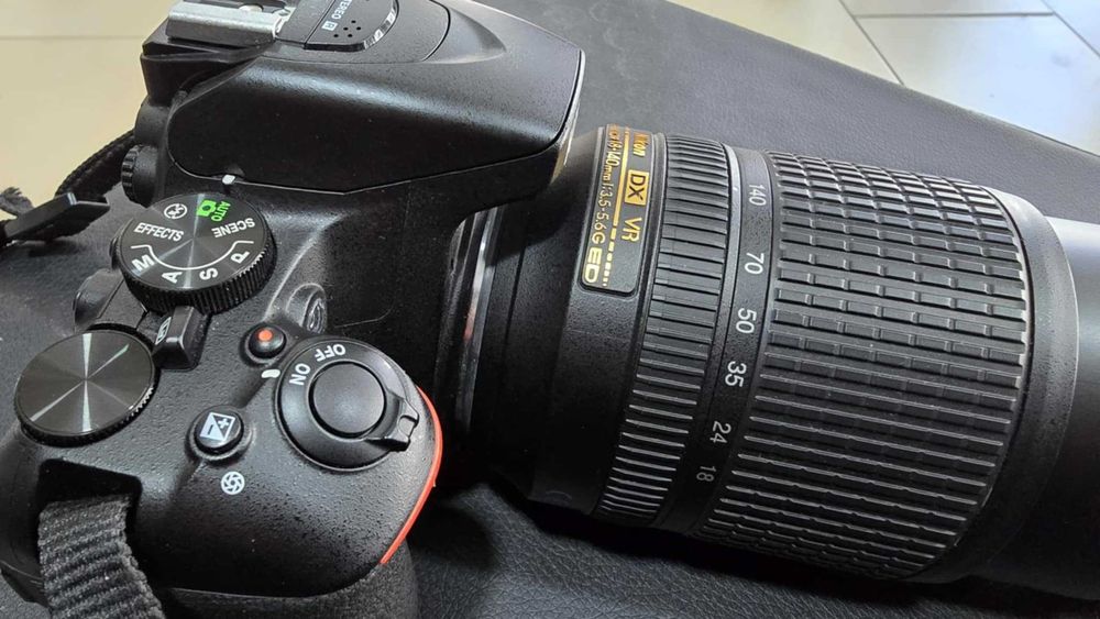 Фотоапарат Nikon D5600 + обектив Nikon AF-S DX 18-140mm
