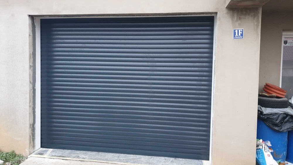 Poarta de garaj De tip Rulou Roleta sau Sectionata la comanda