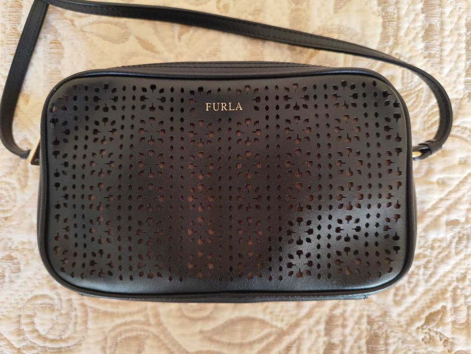 Малка Furla в черно