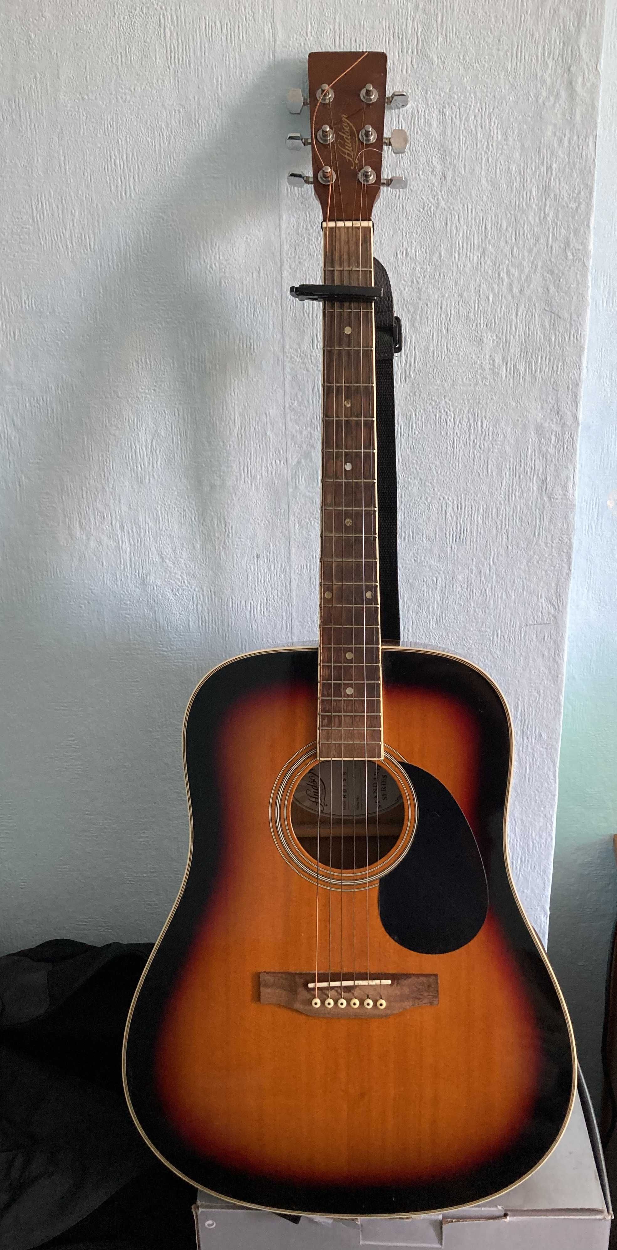 Продавам Акустична Китара Hudson с колан и капо
