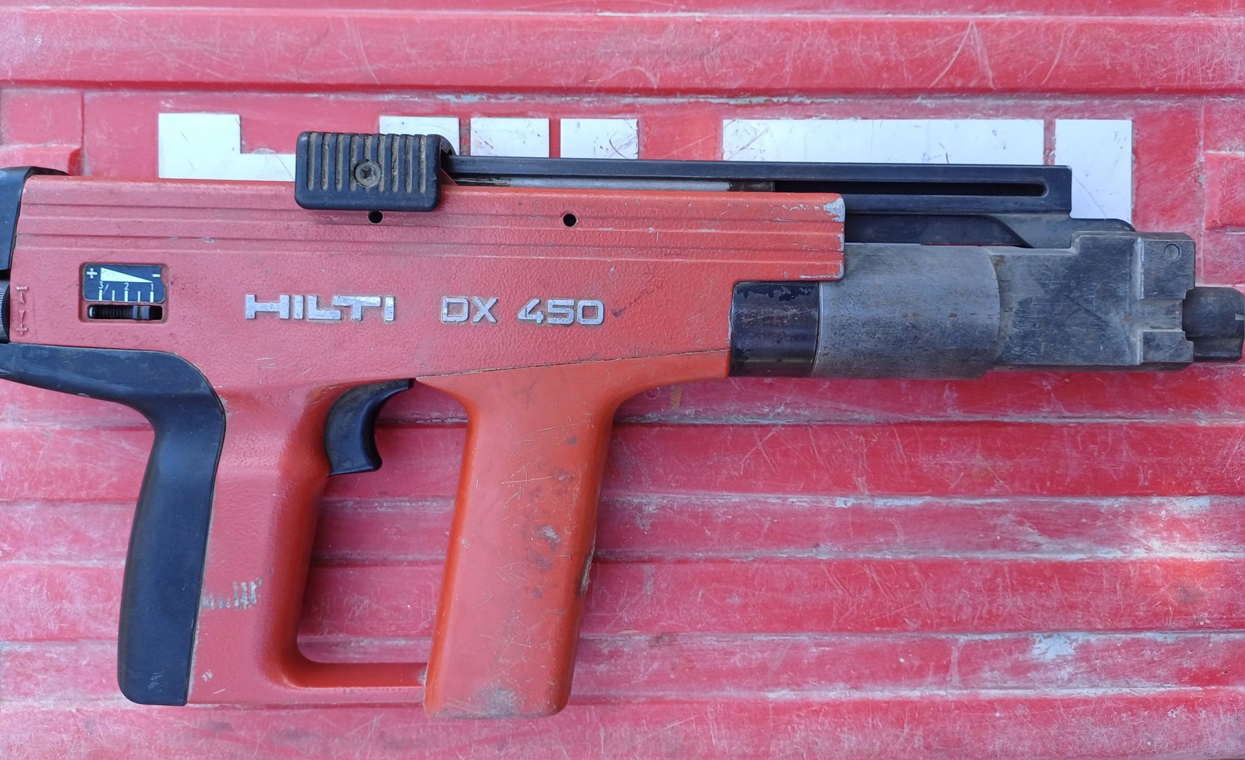 HILTI DX 450 - пистолет за директен монтаж