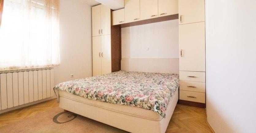 Дава се под наем Двустаен апартамент в Бургас, Център - 55 кв.м за 204 € - Снимка #2