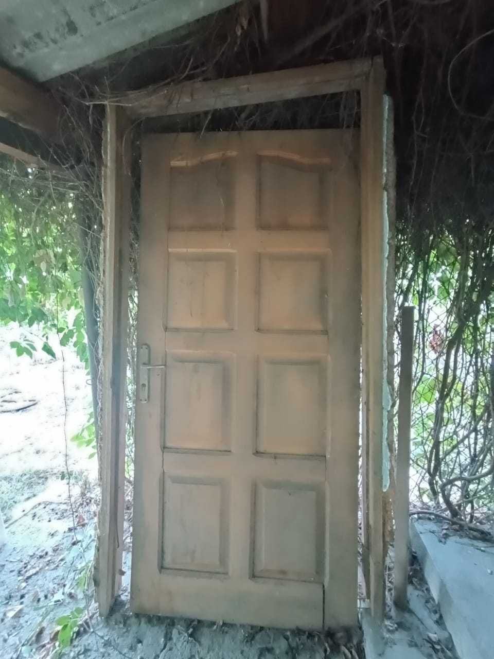 Продам деревянную дверь