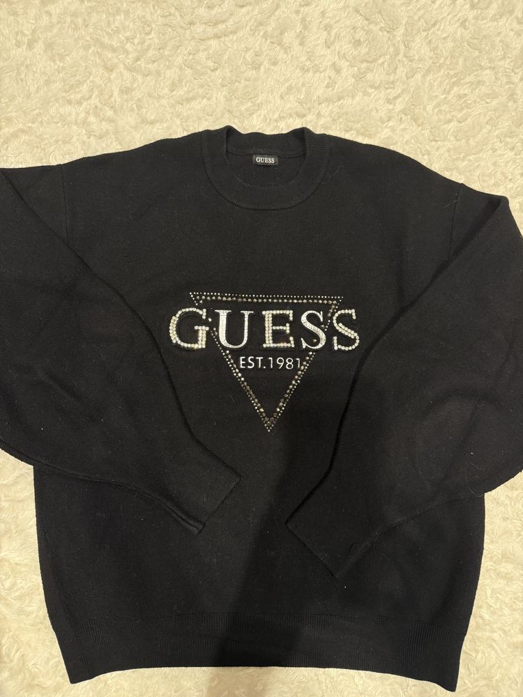 Черен пуловет GUESS