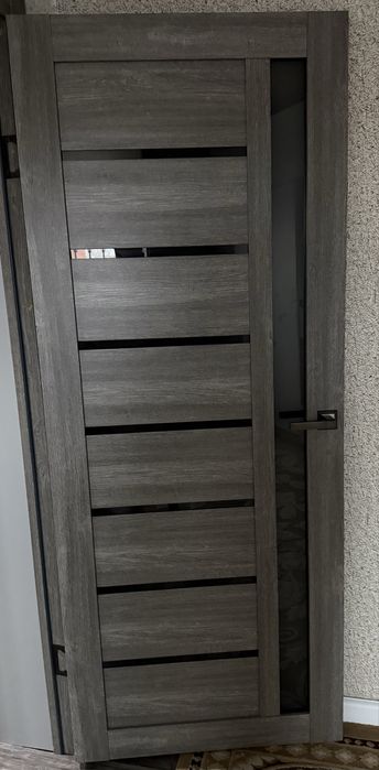 Дверь с ручкой без коробки как новая 15.000