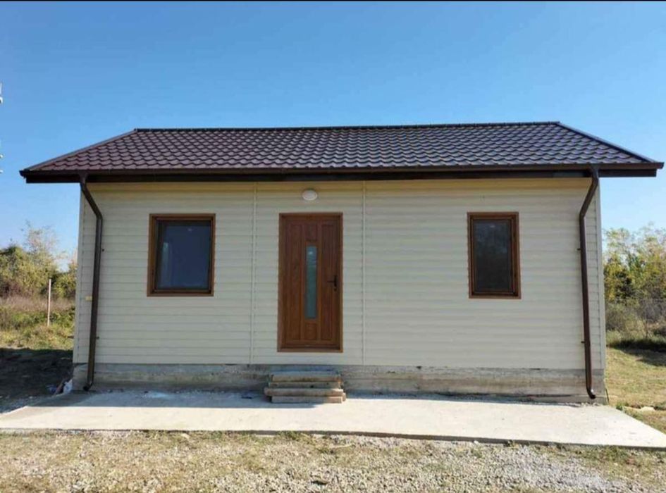 Vând casă pe structură metalică învelită cu panouri sandwich