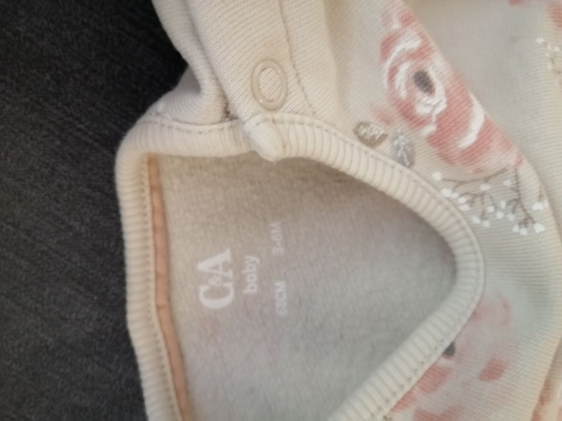 Vând body Tommy Hilfiger, blugi Guess și trening CA de fetiță.