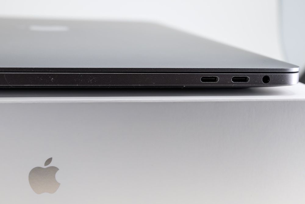 MacBook Pro 15" 2017 Touch Bar – i7 2.8GHz / 16GB RAM / 256GB SSD