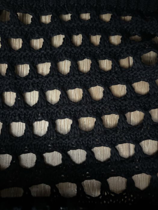 Черен пуловер с дупки.