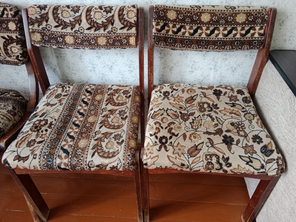 Продам стулья и две тумбочки  б/у