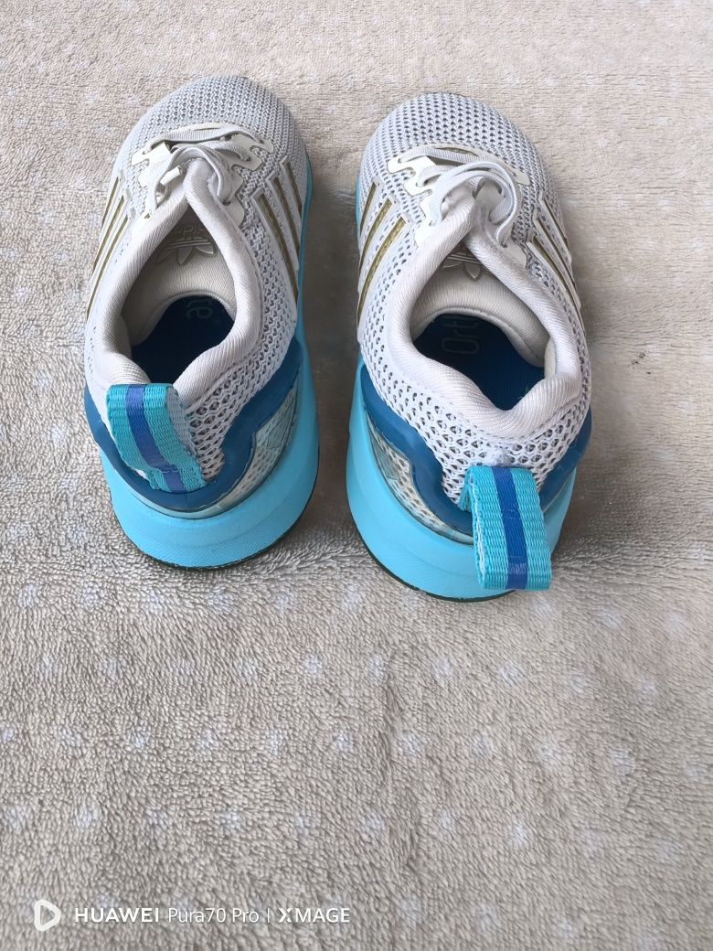 Невероятно красиви детски маратонки Adidas номер 21 стелка 13см