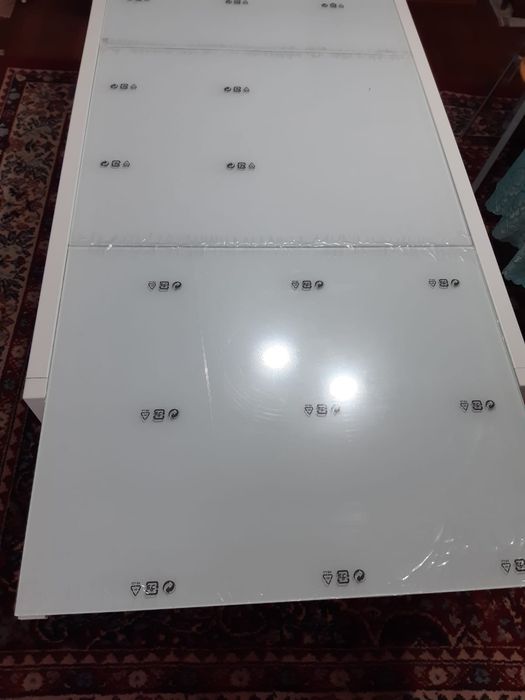 Vând  masă nouă cadru metal ,blat de sticlă