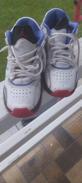 Vand adidasi Nike