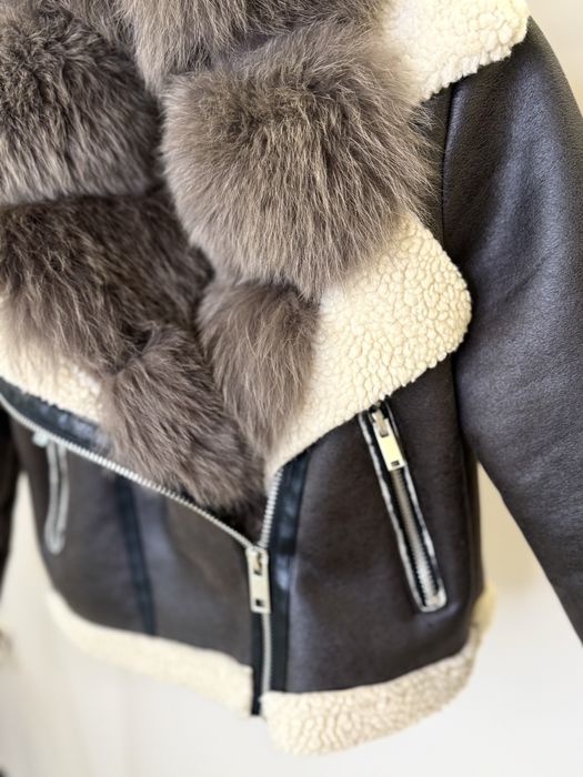 Късо палто от еко кожа и яка от ествен косъм