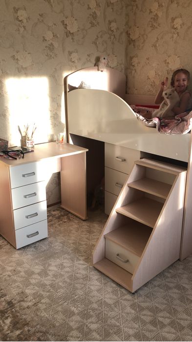 Детская кровать с партой в хорошем состоянии