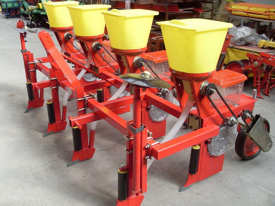 Semanatoare de porumb pe 3 sau 4 randuri cu fertilizator