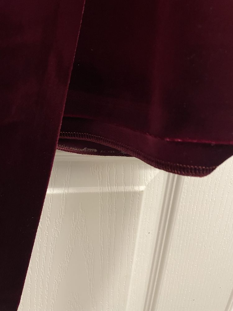 Rochie catifea visinie, insertii pretioase,  marime 48 stare excelenta