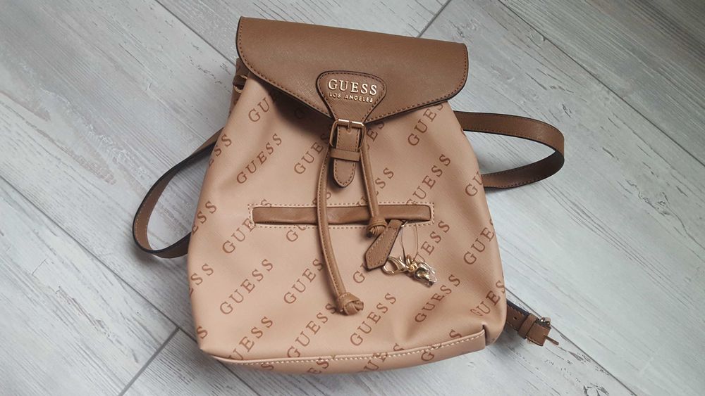 Нова дамска кожена раница GUESS LUELLA G LOGO