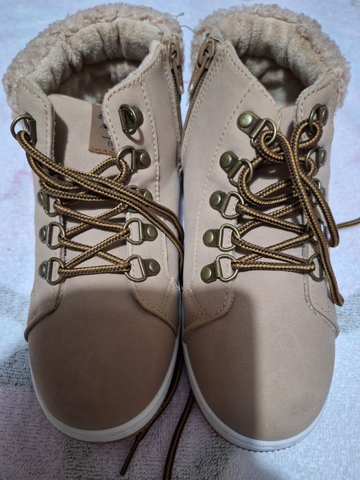 Vând ghete  pentru fete