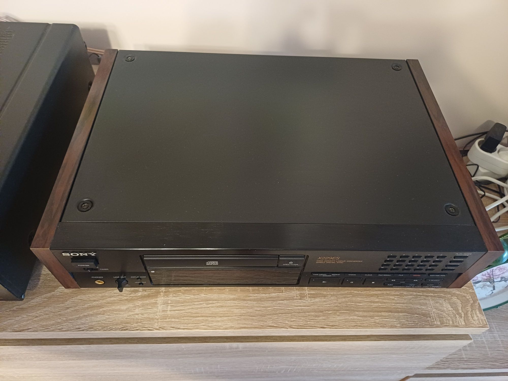 Продавам рядък cd плеър  SONY X229ES
Отлична работа,няма нужда от пред