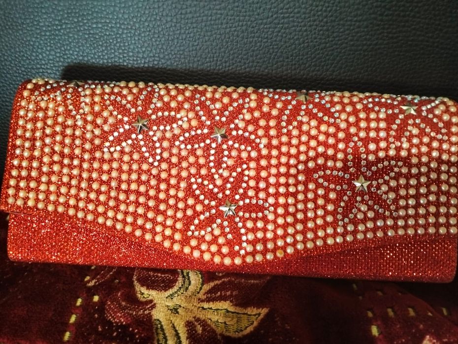 Vând rochie de ocazie in stil prințesa cu model deosebit