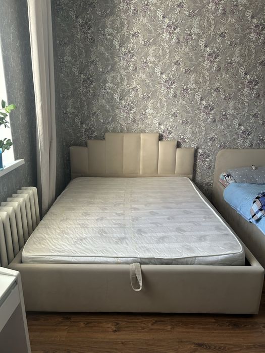 Кровать двух спальная с матрасом