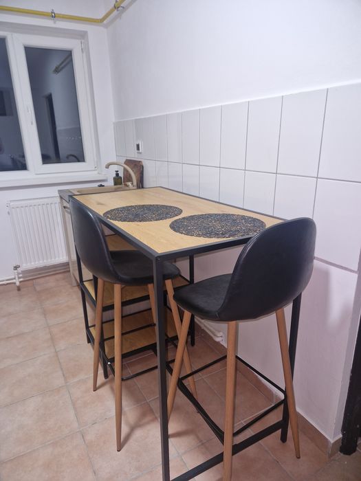 Vând masă bar cu 2 scaune