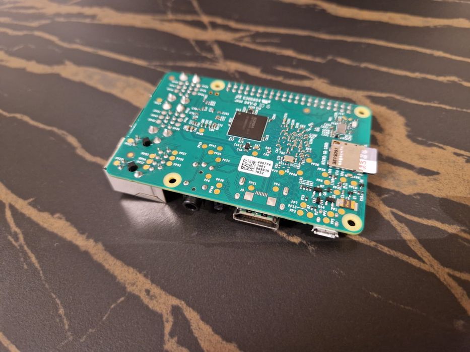 Raspberry Pi 3B, cu card SD 8GB, radiator preinstalat si incarcator