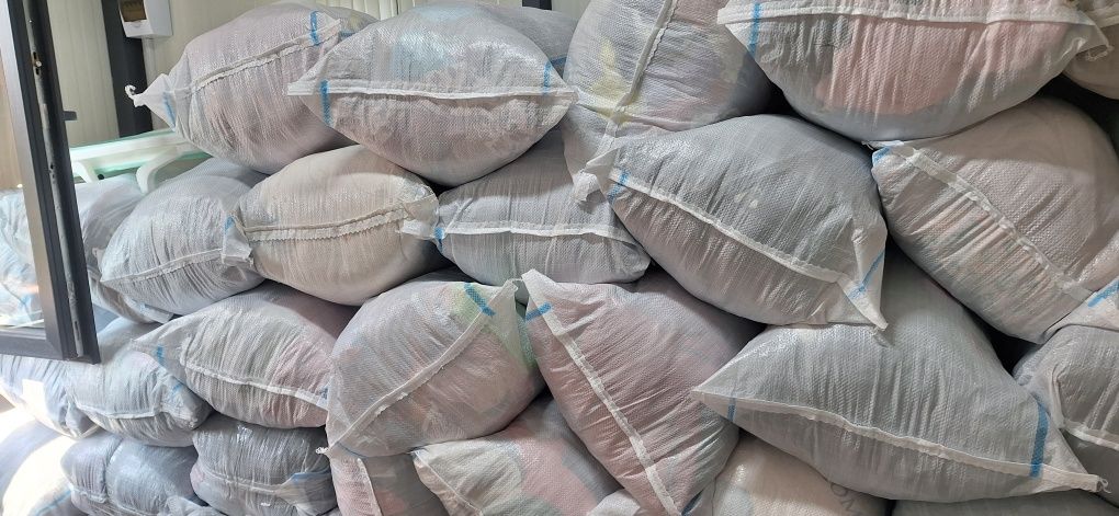 Vând lot haine saci 10-15 kg sacul,