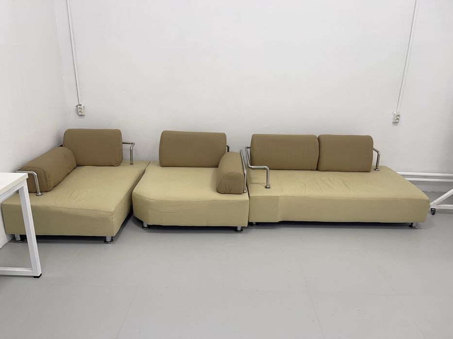 Продаем Диван разделен на 3 части