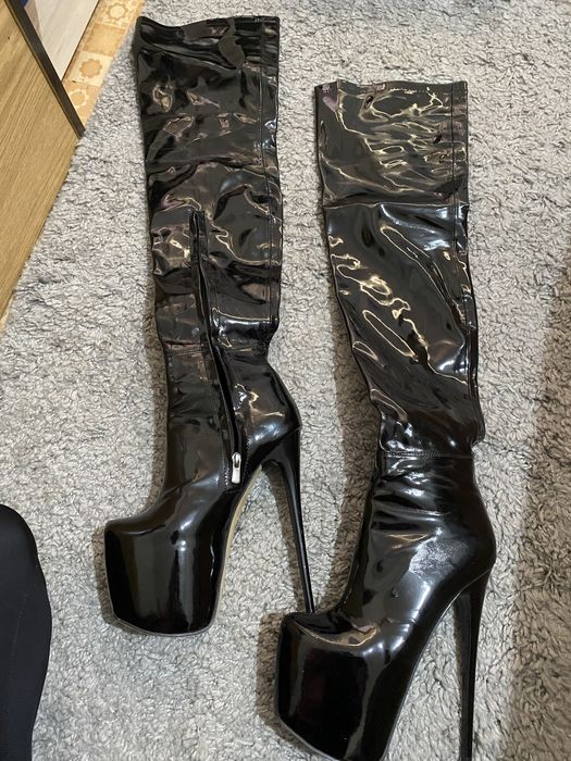 Черни кожени и лачени обувки и кожено облекло