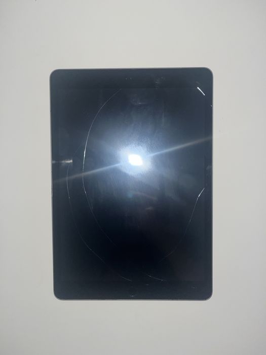iPad 9 64GB ecran spart, functioneaza bine fara probleme