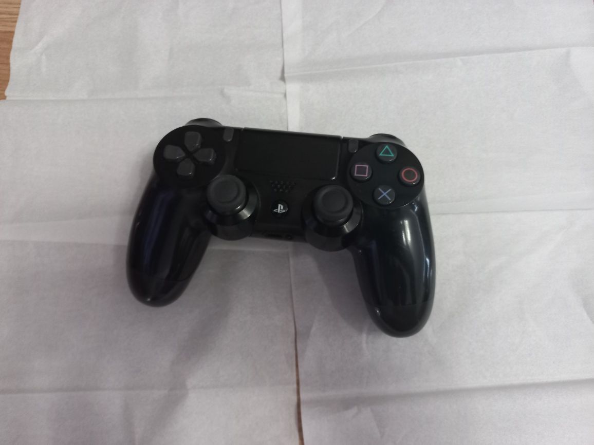 PS4 1TB ca nou + 3 jocuri + controller original