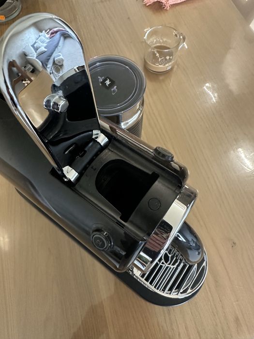 Кафемашина Nespresso с уред за топло и студена млечна пяна и стойка