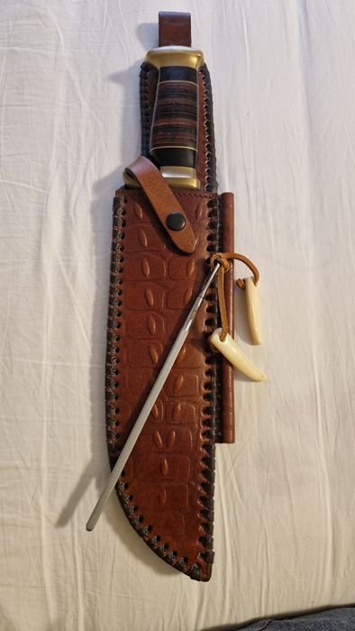 Cuțit cu teacă și pilă