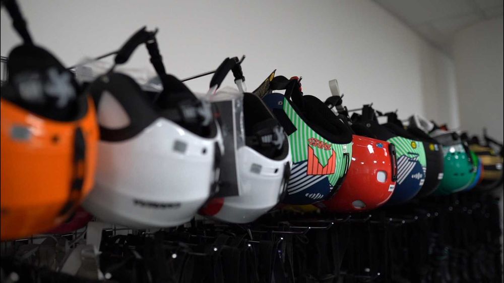 Schiuri, clapari de schi, snowboard, bocanci de snowboard, casca