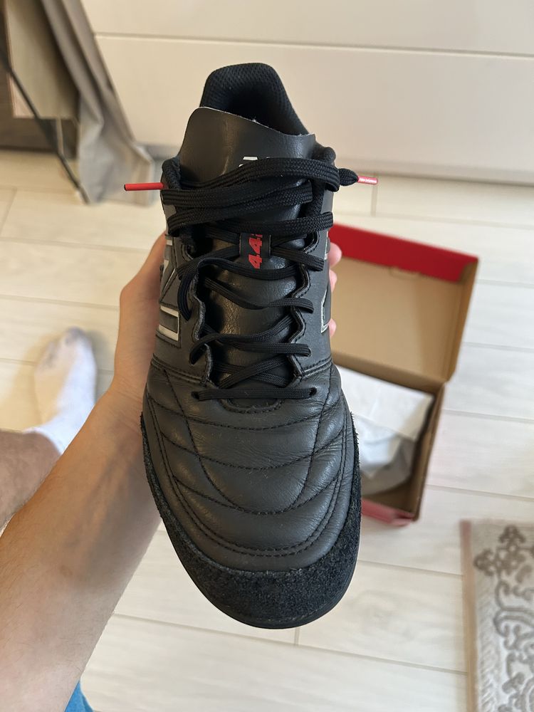 Vand adidasi de fotbal New Balance marimea M