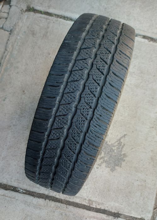 O bucată 205/75 R16C M+S iarnă + una Continental