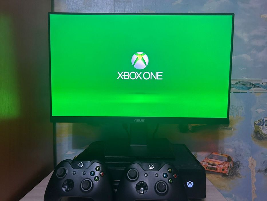 Продам Xbox one fat с монитором и двумя джостиками