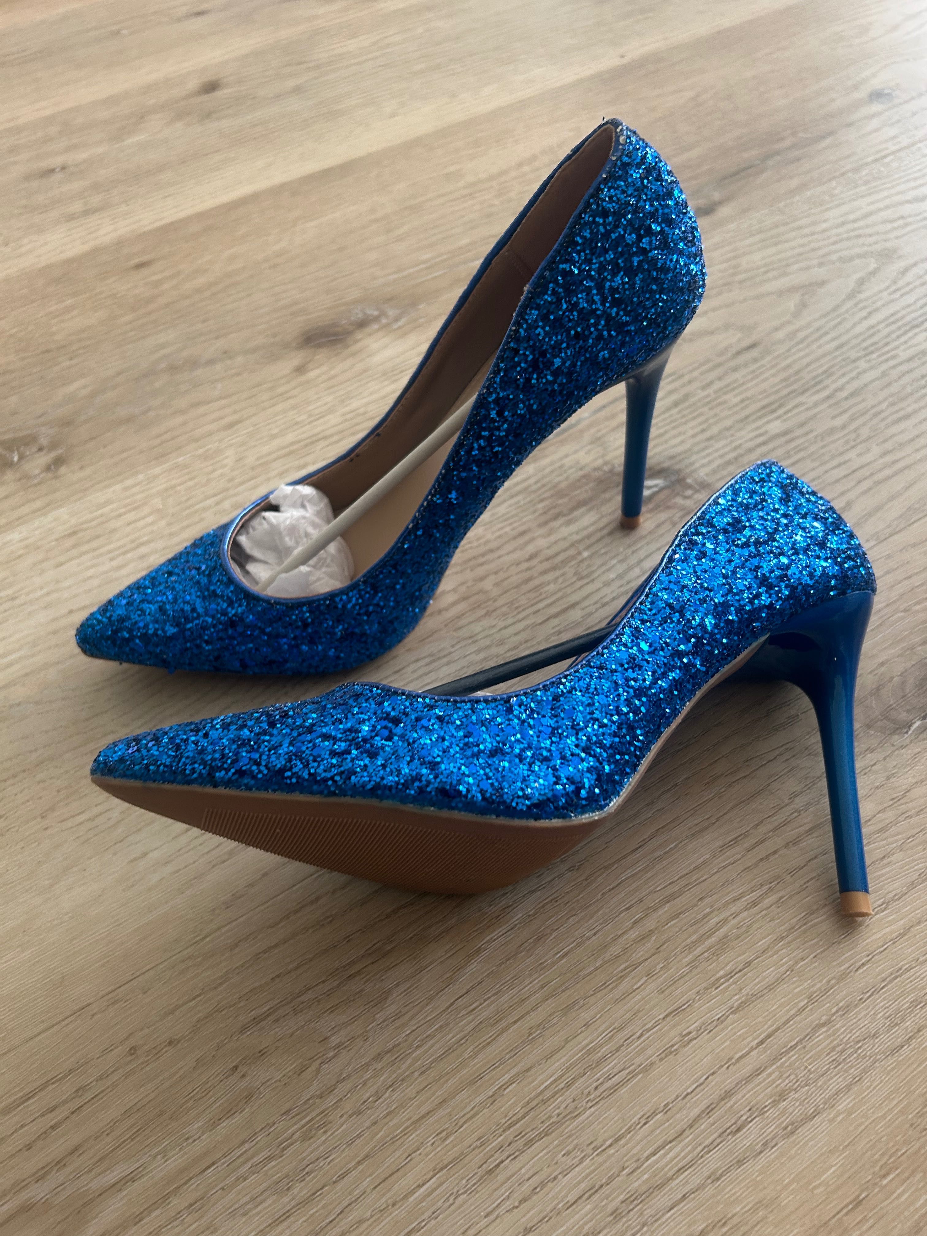 Сини блестящи обувки