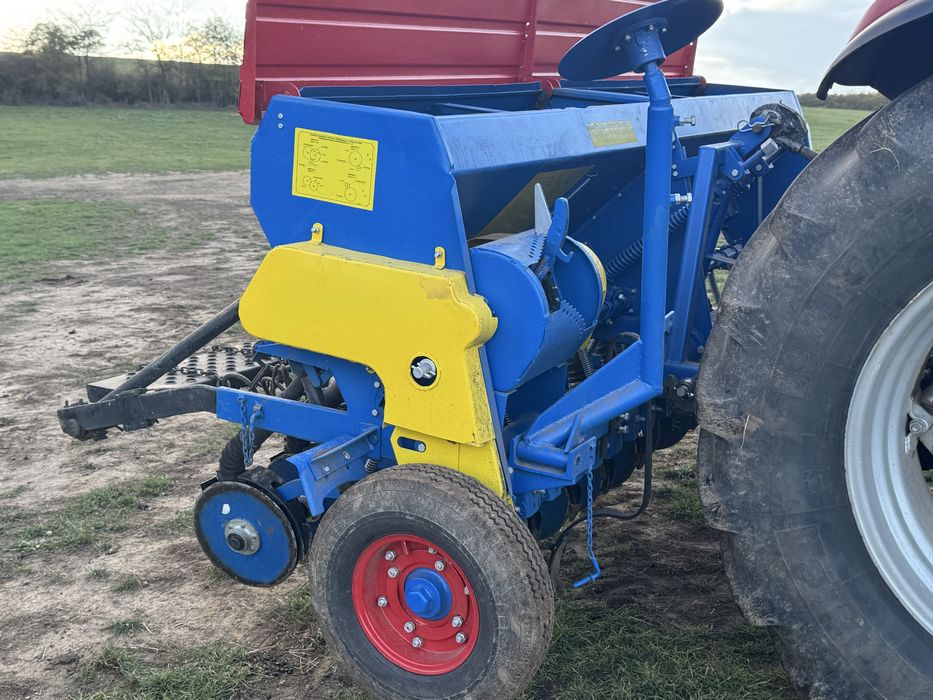 Semanatoare paioase si remorca agricola