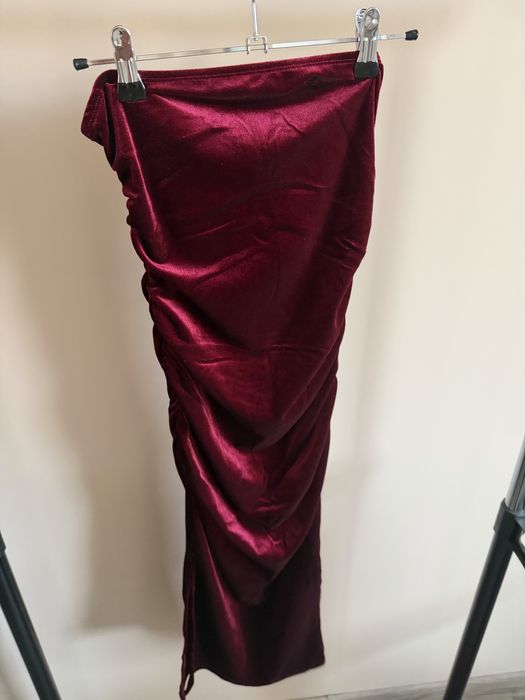 Винено червена рокля