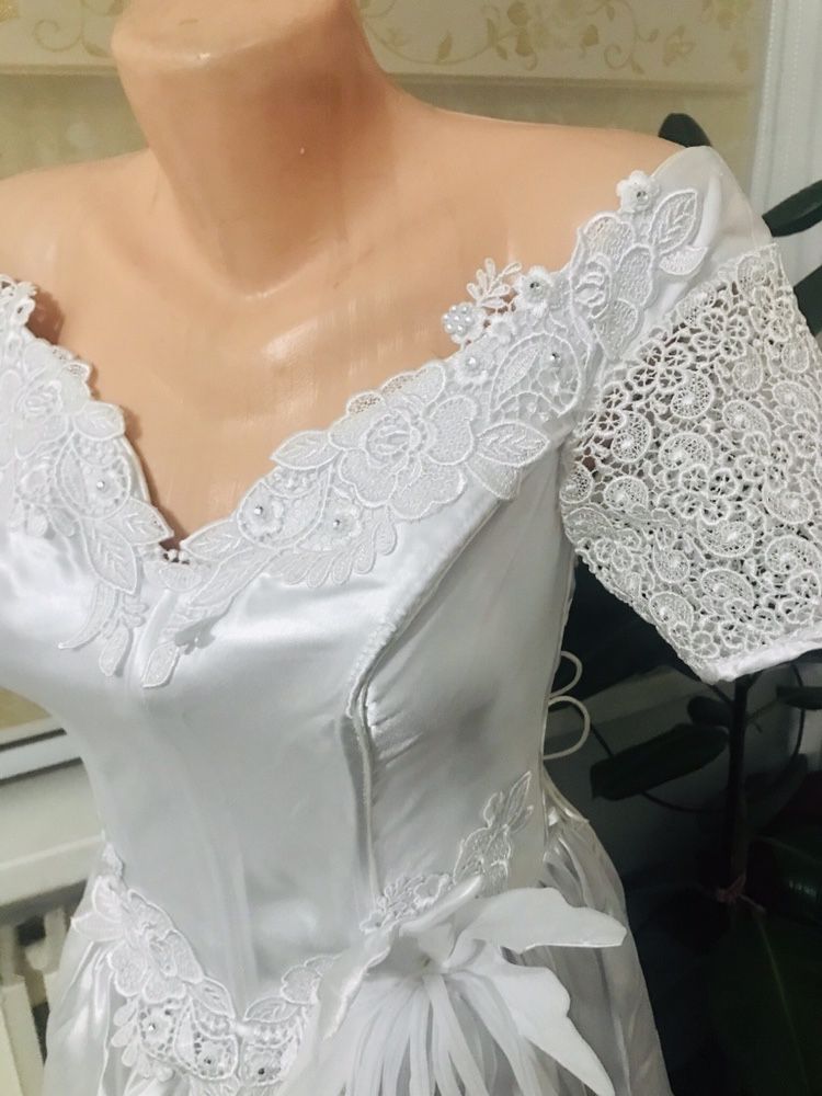 Продам свадебное  платье корсет на завязки