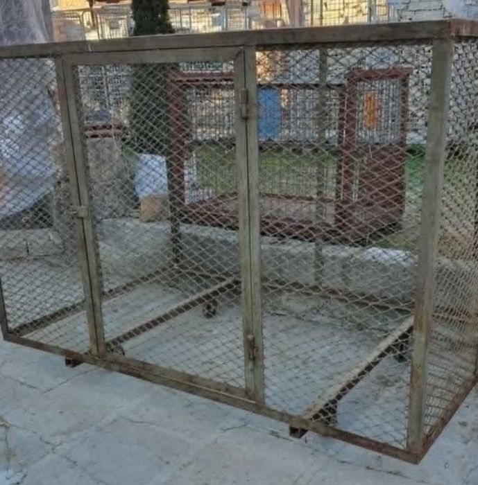 Продавам клетки за кучета Метална клетка с колелца /