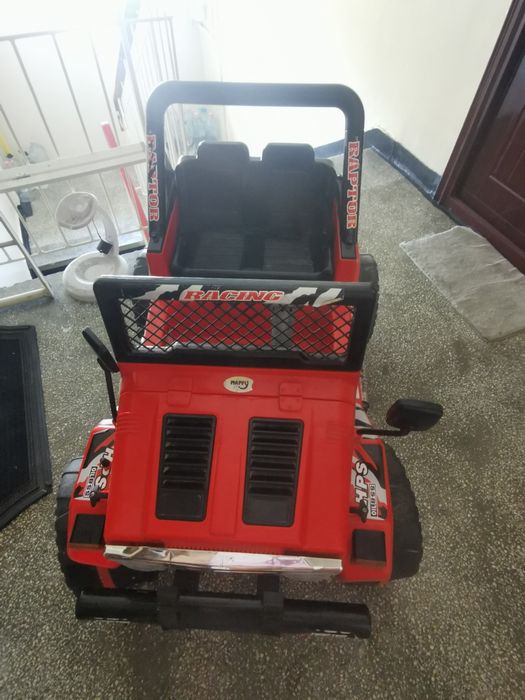 Vând mașinuța 4x4 roșie