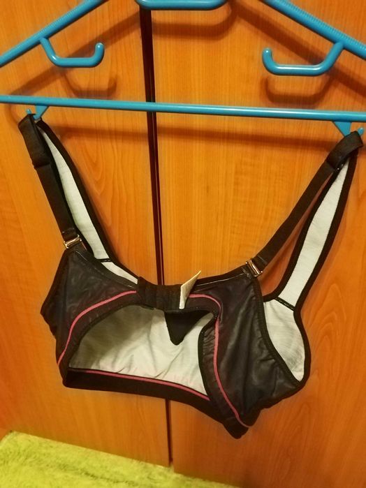 Sutien/bustieră sport cu bretele late de la Crane. Marimea: 80C. Negru