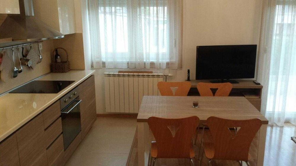 Дава се под наем Двустаен апартамент в Бургас, Възраждане - 53 кв.м за 204 € - Снимка #2