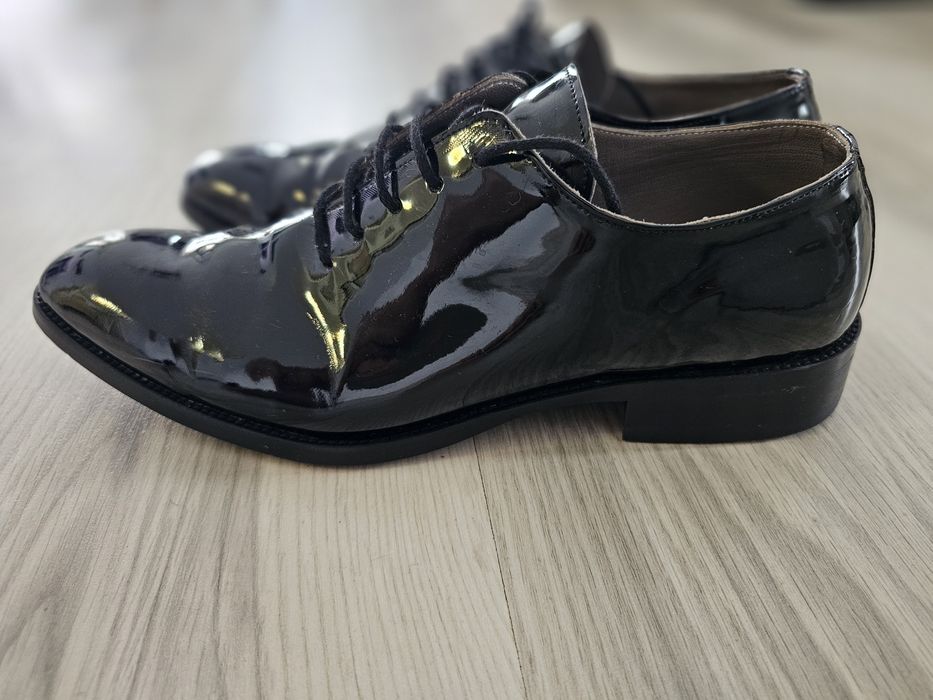 Pantofi de lac din piele 43