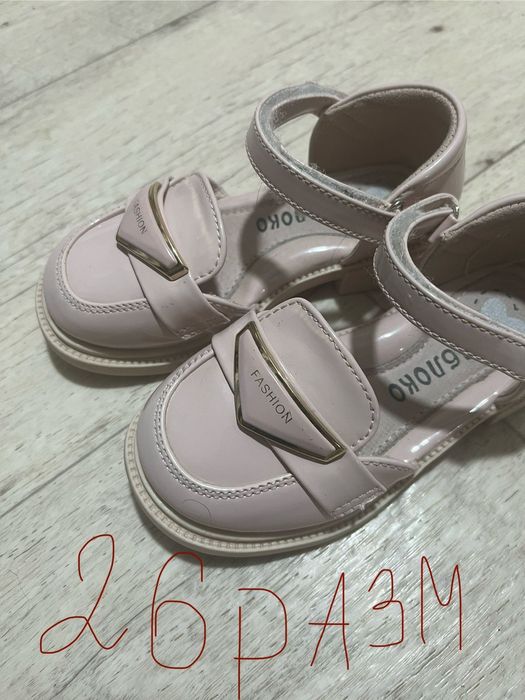 Продам туфли 26р носили только в садике 2 раза