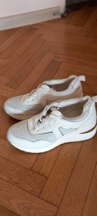 Бели детски сникърси